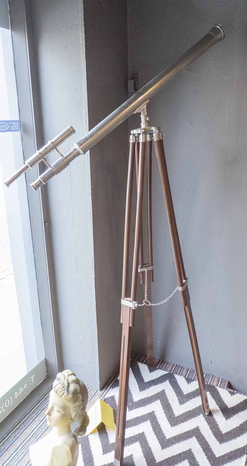 TELESCOPE, with sight, in steel finish on an extendable wooden tripod, 160cm H. - Image 2 of 2