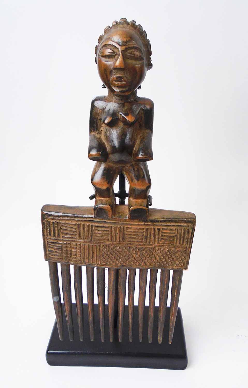 FOUR VARIOUS DECORATIVE COMBS, Cote d'Ivoire, carved wood, each approx. 27cm H, plus display stands. - Image 5 of 5