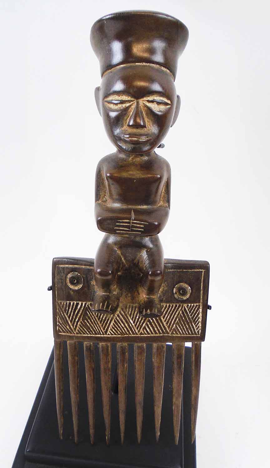 FOUR VARIOUS DECORATIVE COMBS, Cote d'Ivoire, carved wood, each approx. 27cm H, plus display stands. - Image 3 of 5