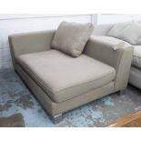 CONTEMPORARY CHAISE LOUNGE, in beige fabric on metal supports, 160cm L.