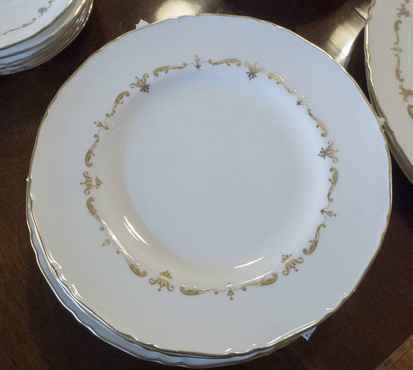 DINNER SERVICE, Royal Worcester English Fine Bone China 'Gold Chantilly', - Image 3 of 5