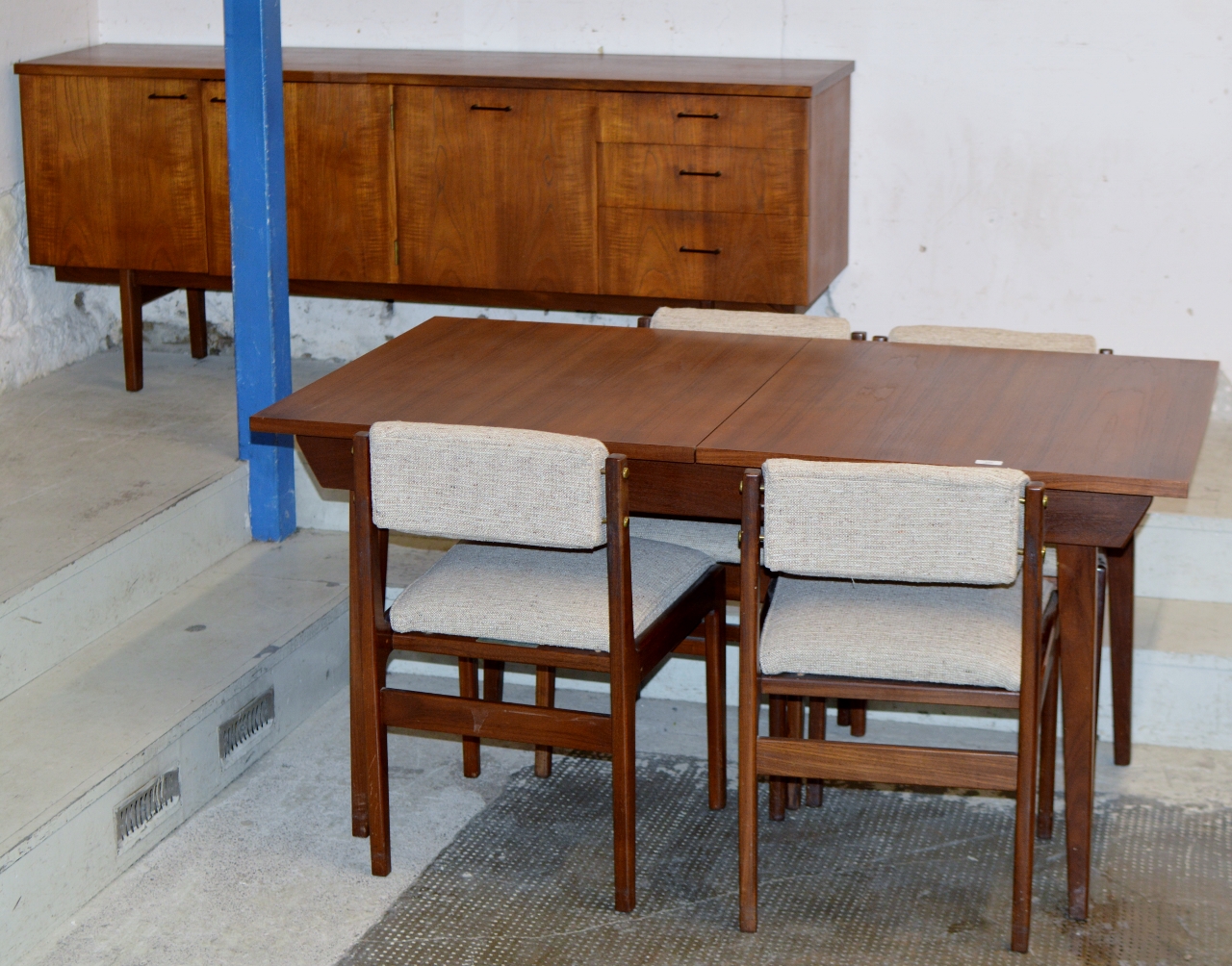 6 PIECE VINTAGE TEAK DINING ROOM SUITE COMPRISING TABLE, SIDEBOARD & 4 CHAIRS