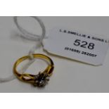 18 CARAT GOLD DIAMOND SET RING WITH DIAMOND CHIP SURROUND - APPROXIMATE WEIGHT = 2.7 GRAMS