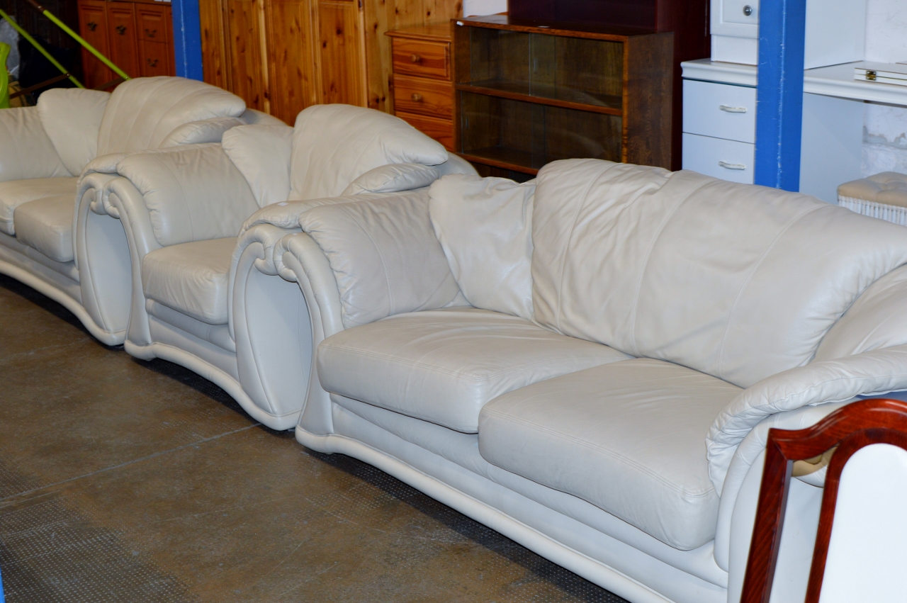3 PIECE CREAM LEATHER LOUNGE SUITE COMPRISING 3 SEATER SETTEE, 2 SEATER SETTEE & SINGLE ARM CHAIR