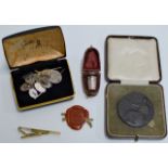 A LOT COMPRISING A SILVER THIMBLE WITH FITTED PRESENTATION BOX, AN OLD ROYAL MINT WAX IMPRESSION,