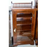 20" VICTORIAN ROSEWOOD SINGLE GLAZED DOOR DISPLAY CABINET WITH GALLERY SPINDLE BACK