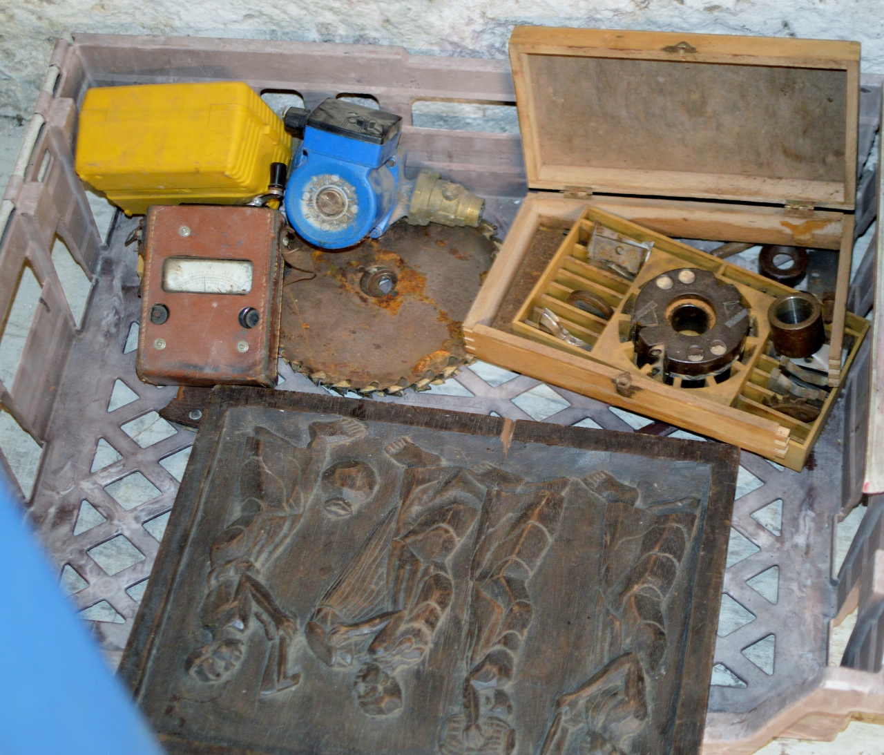 DECORATIVE WOODEN PANEL, VARIOUS TOOLS, OLD GAUGE ETC