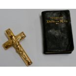 A VINTAGE GILT METAL STANHOPE OPTICAL CRUCIFIX PENDANT WITH A VIEW OF THE LORDS PRAYER, TOGETHER