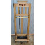AN EDWARDIAN ARTS AND CRAFTS OAK UMBRELLA & STICK STAND WITH DARK STAINED ROUNDELS