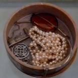 BOX CONTAINING WHITE METAL BROOCH, AGATE SET BROOCH, SILVER NECKLACE, FAUX PEARLS ETC