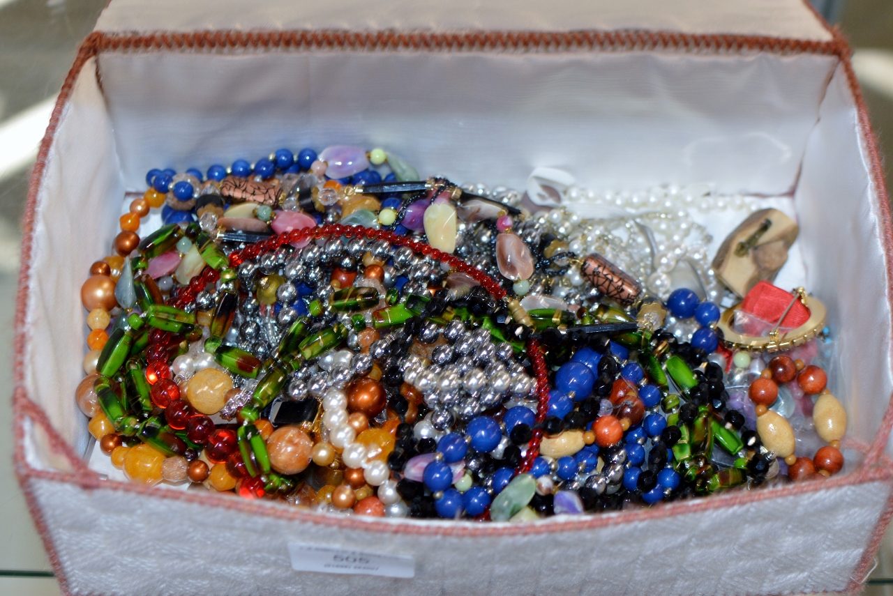 BOX WITH QUANTITY COSTUME JEWELLERY