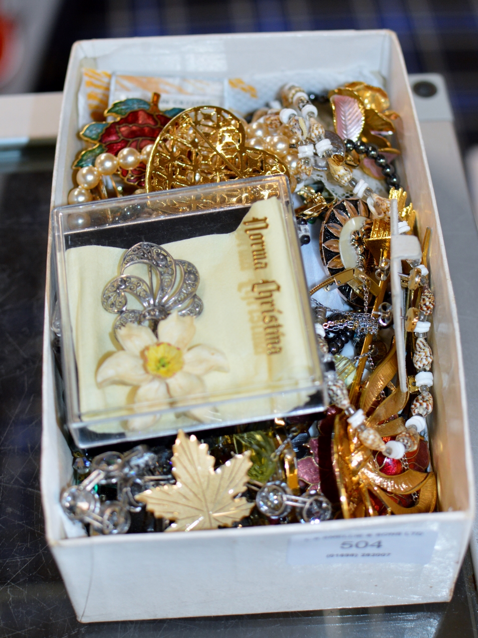 BOX WITH QUANTITY VARIOUS COSTUME JEWELLERY, FAUX PEARLS, GILT CHAINS, BROOCHES, DRESS RINGS,