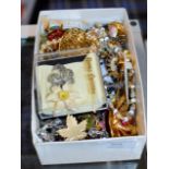 BOX WITH QUANTITY VARIOUS COSTUME JEWELLERY, FAUX PEARLS, GILT CHAINS, BROOCHES, DRESS RINGS,