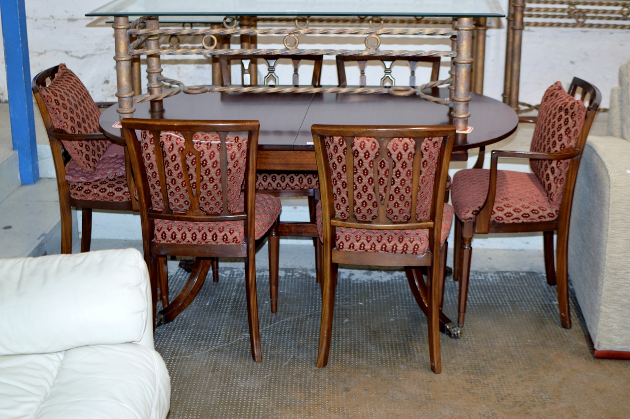 REPRODUCTION MAHOGANY DINING ROOM TABLE WITH 6 CHAIRS