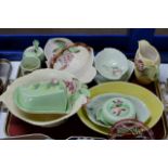 TRAY CONTAINING MIXED CERAMICS, ROYAL WINTON LIDDED BUTTER DISH & VARIOUS PIECES OF CARLTON WARE