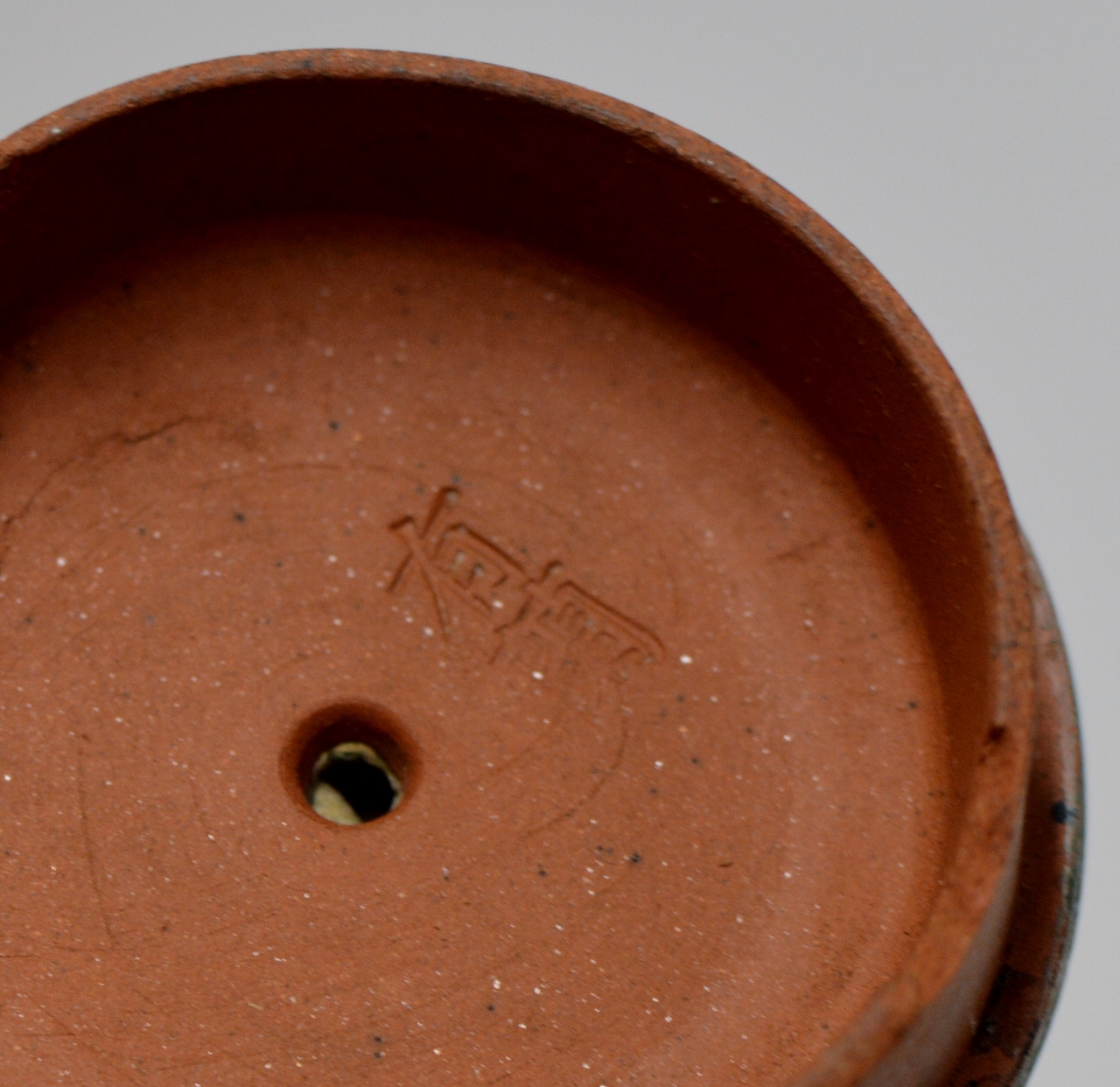 AN OLD & INTERESTING CHINESE YIXING RED CLAY LIDDED TEAPOT WITH SQUARE SEAL MARK ON BASE & CHARACTER - Image 8 of 12