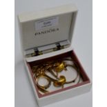 A QUANTITY OF 9 CARAT GOLD JEWELLERY - APPROXIMATE WEIGHT = 28.4 GRAMS