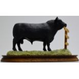 A BORDER FINE ARTS ORNAMENT, AN ANGUS BULL PEERING OVER THE FENCE, ON WOODEN STAND, LIMITED