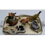 A GROUP OF 4 VARIOUS BORDER FINE ARTS ANIMAL ORNAMENTS, TOGETHER WITH A CHILTERN ROBIN ORNAMENT