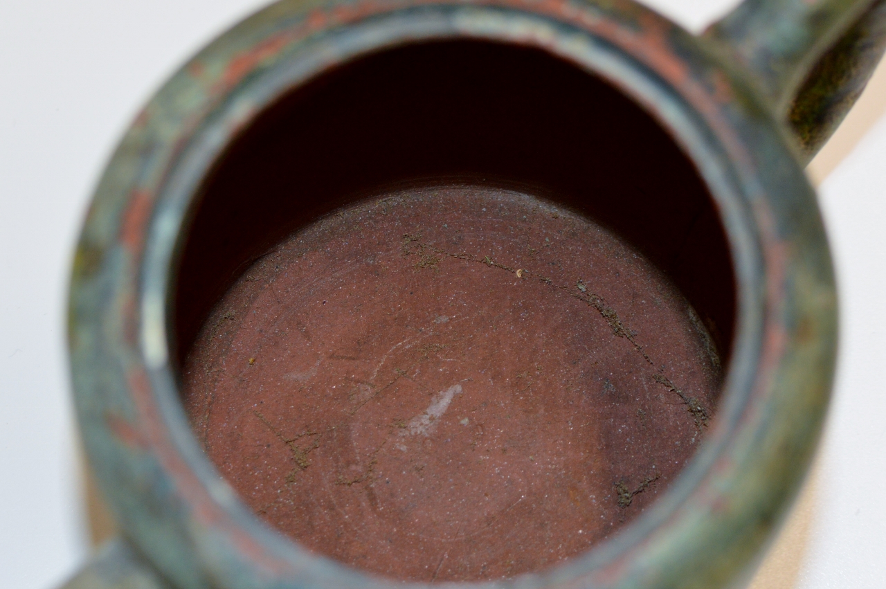 AN OLD & INTERESTING CHINESE YIXING RED CLAY LIDDED TEAPOT WITH SQUARE SEAL MARK ON BASE & CHARACTER - Image 9 of 12