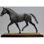A VERY LARGE BORDER FINE ARTS HORSE DISPLAY ON STAND "HUNTER" IN GREY, LIMITED EDITION NUMBER 130/