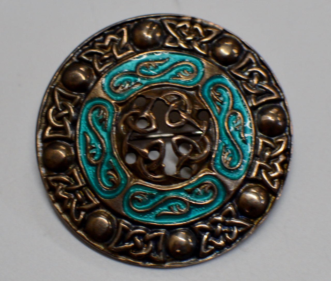 A 1½" DIAMETER STERLING SILVER & TURQUOISE ENAMEL CELTIC SHIELD BROOCH PIN, WITH BIRMINGHAM ASSAY