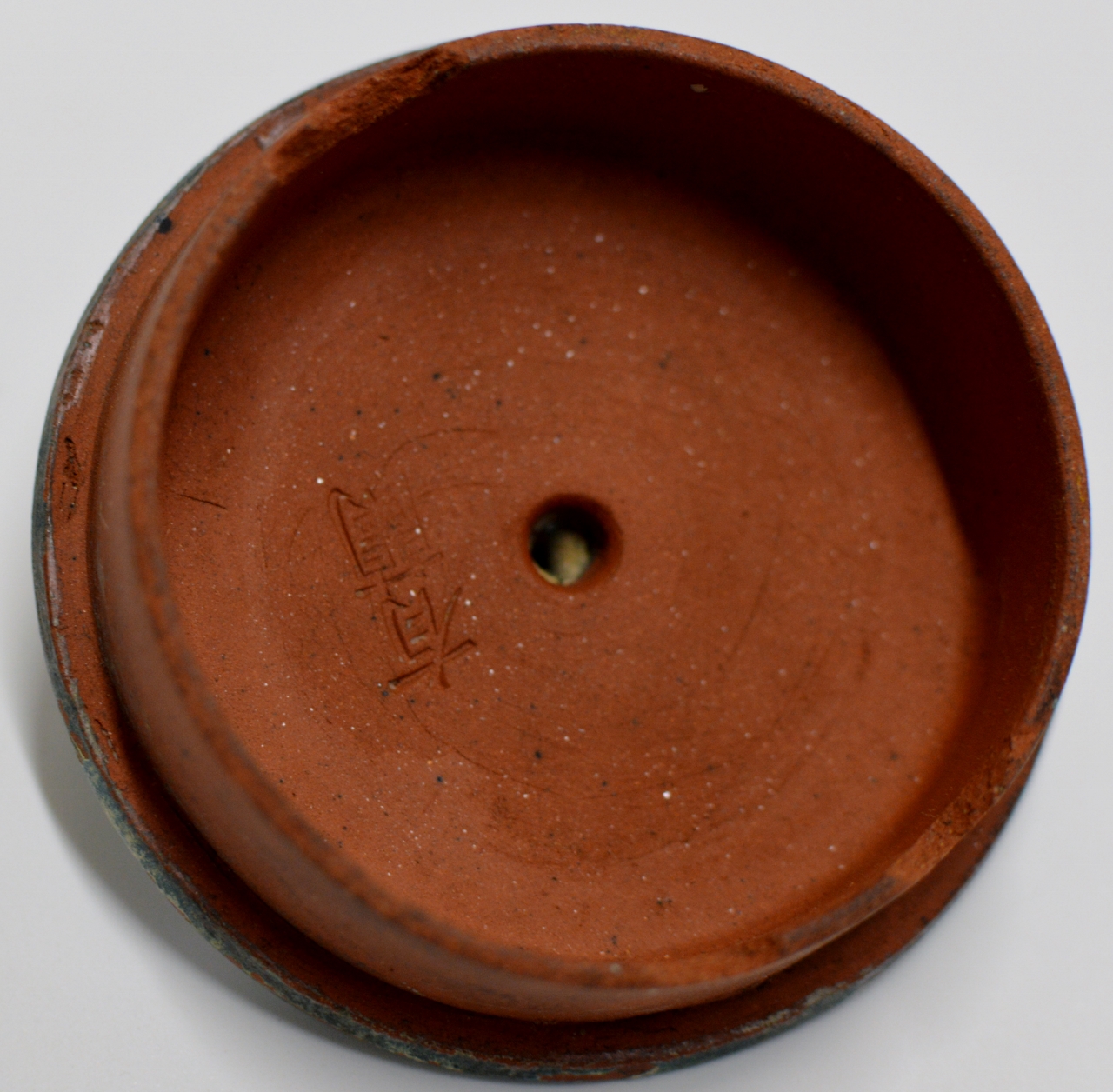 AN OLD & INTERESTING CHINESE YIXING RED CLAY LIDDED TEAPOT WITH SQUARE SEAL MARK ON BASE & CHARACTER - Image 7 of 12