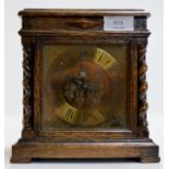 A VINTAGE OAK CASED MANTLE CLOCK WITH TWIST COLUMN DESIGN, FRENCH WORKINGS & BRASS FACE