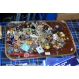 TRAY WITH QUANTITY VARIOUS COSTUME JEWELLERY