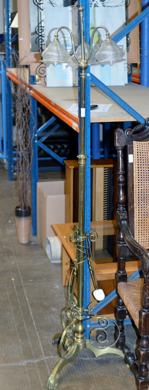 AN ORNATE BRASS TELESCOPIC 3 POINT STANDARD LAMP WITH GLASS SHADES