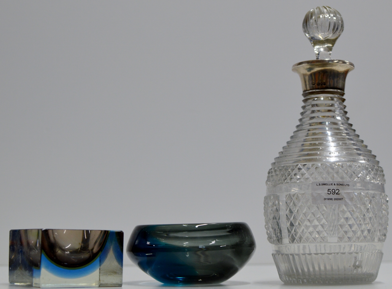 AN ART DECO STYLE LONDON SILVER MOUNTED CUT CRYSTAL DECANTER WITH STOPPER, TOGETHER WITH 2 RETRO