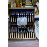 CASED SET OF 6 SHEFFIELD SILVER COFFEE BEAN HANDLED SPOONS & CANTEEN OF KNIVES & FORKS