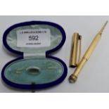 AN ORNATE GEM SET 18 CARAT GOLD TELESCOPIC PROPELLING PENCIL - APPROXIMATE WEIGHT = 17.2 GRAMS