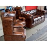 A 3 PIECE CHESTERFIELD BROWN LEATHER LOUNGE SUITE COMPRISING A 3 SEATER SETTEE & A PAIR OF WING BACK