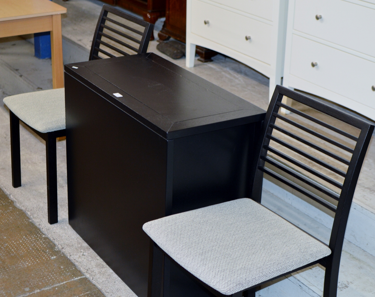 A MODERN BLACK ASH KITCHEN TABLE WITH 2 MATCHING CHAIRS