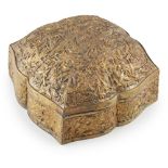 TANG-STYLE GILT-METAL QUATREFOIL BOXthe top of the cover and the sides of the box elaborately