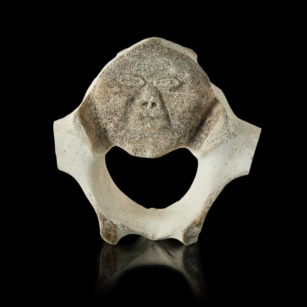 INUIT WHALE VERTEBRAE CARVING carved from a large whalebone vertebrae, with the face of an Inuit man - Bild 2 aus 3