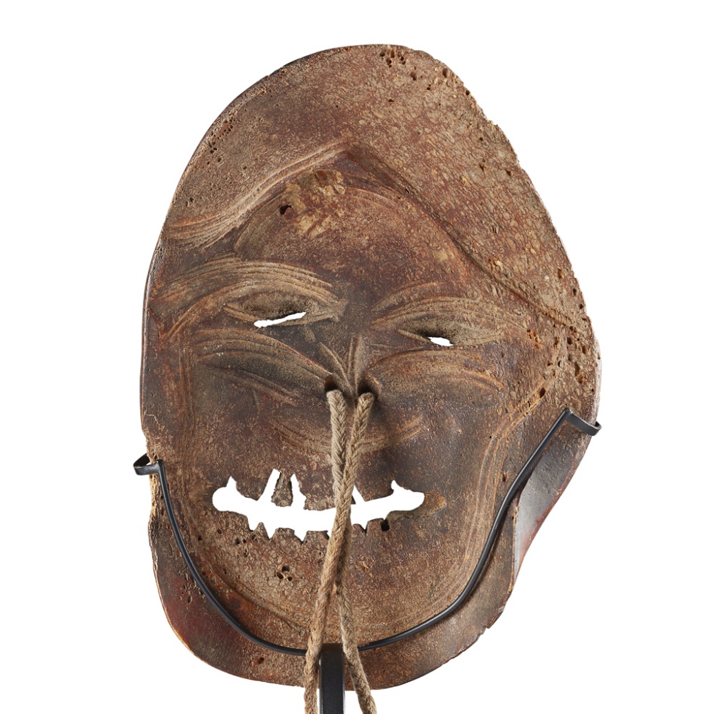 INUIT MASK carved bone, with a slanted face and mouth agape, showing a row of uneven teeth, three - Bild 2 aus 2