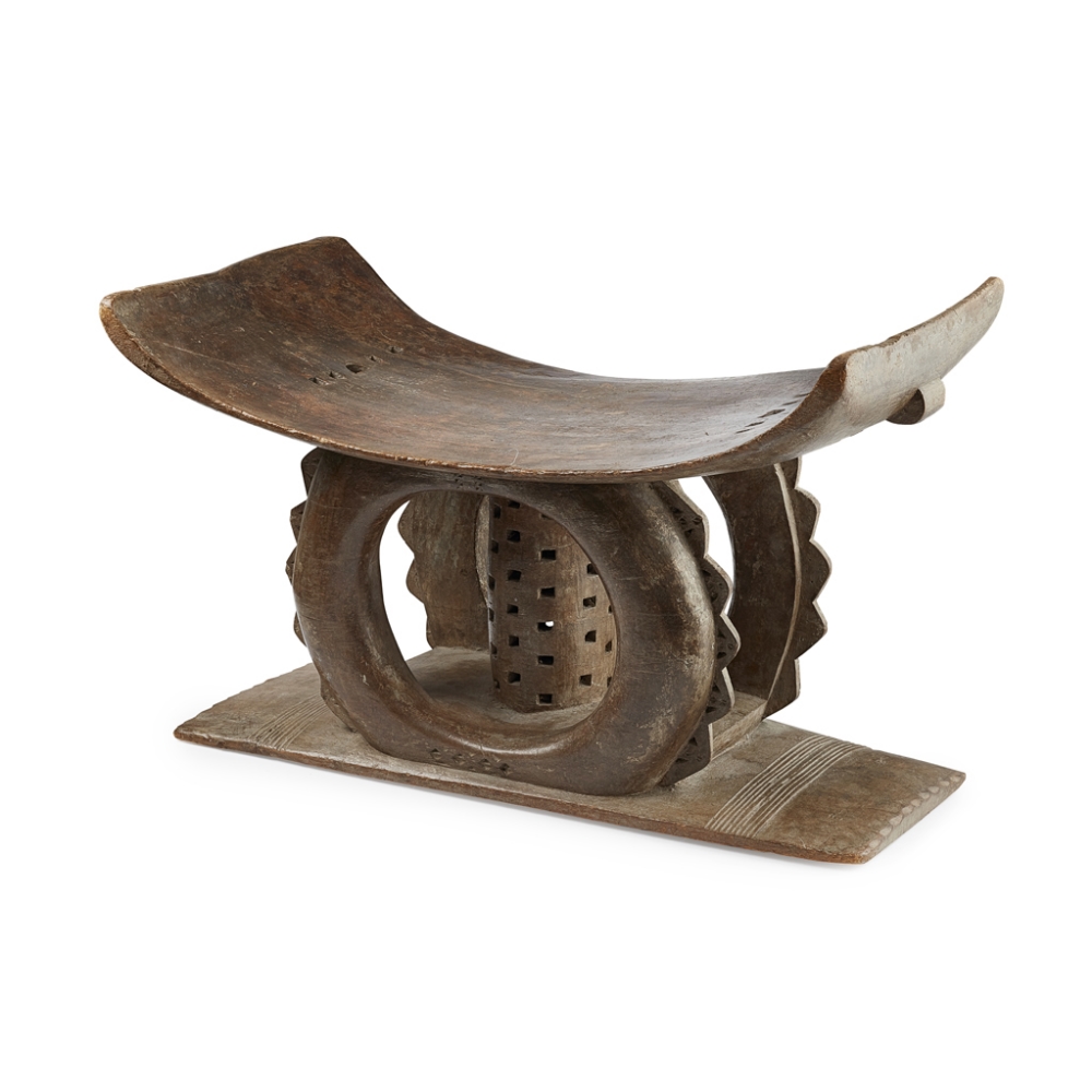 ASANTI STOOL carved wood, rounded top above oval support and column with geometrical openwork - Bild 2 aus 2