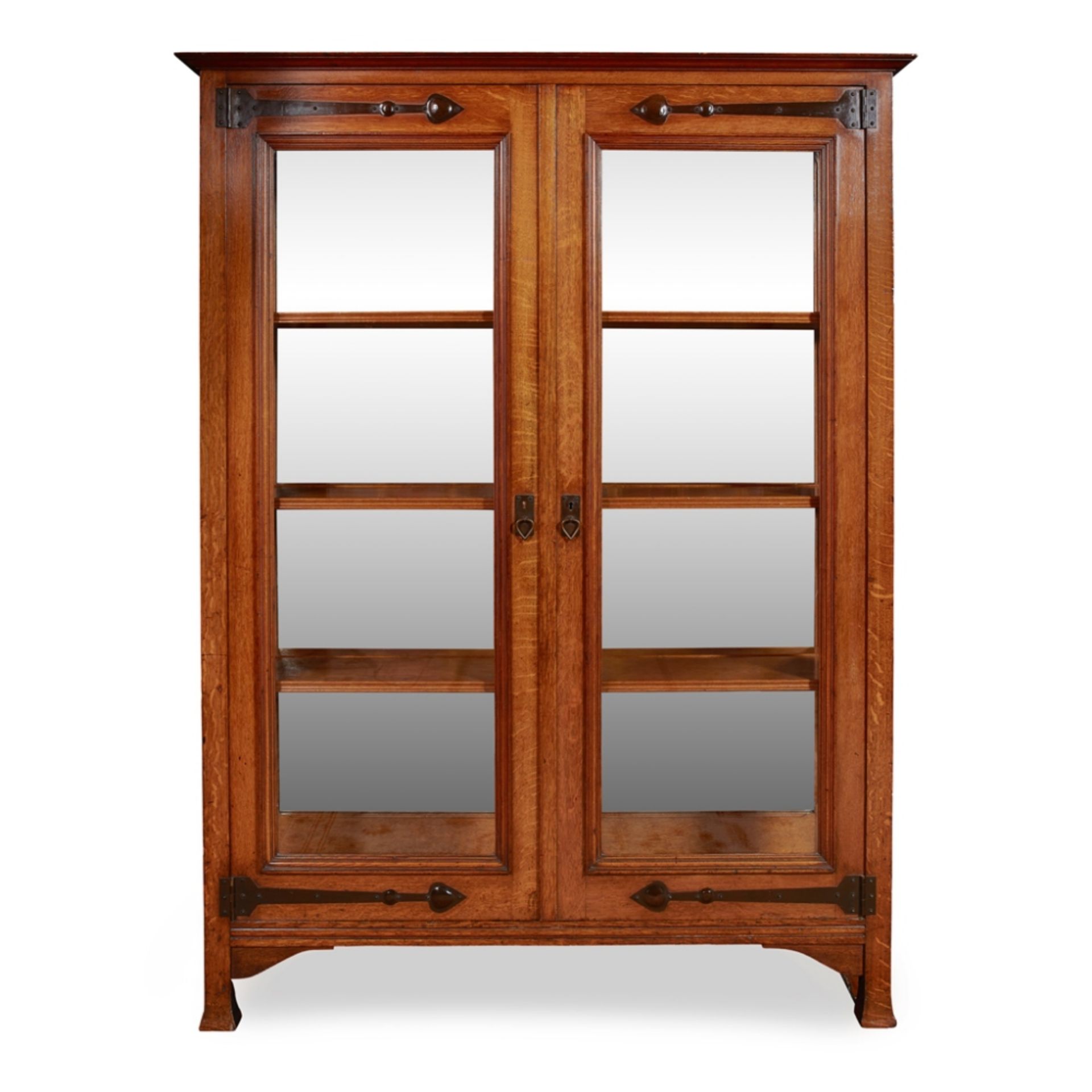 ENGLISH SCHOOL ARTS & CRAFTS OAK DISPLAY CABINET, CIRCA 1900 the moulded and projecting cornice