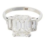 A 1930s/1940s single stone diamond ringclaw set with a trap cut diamond, flanked to either side by a