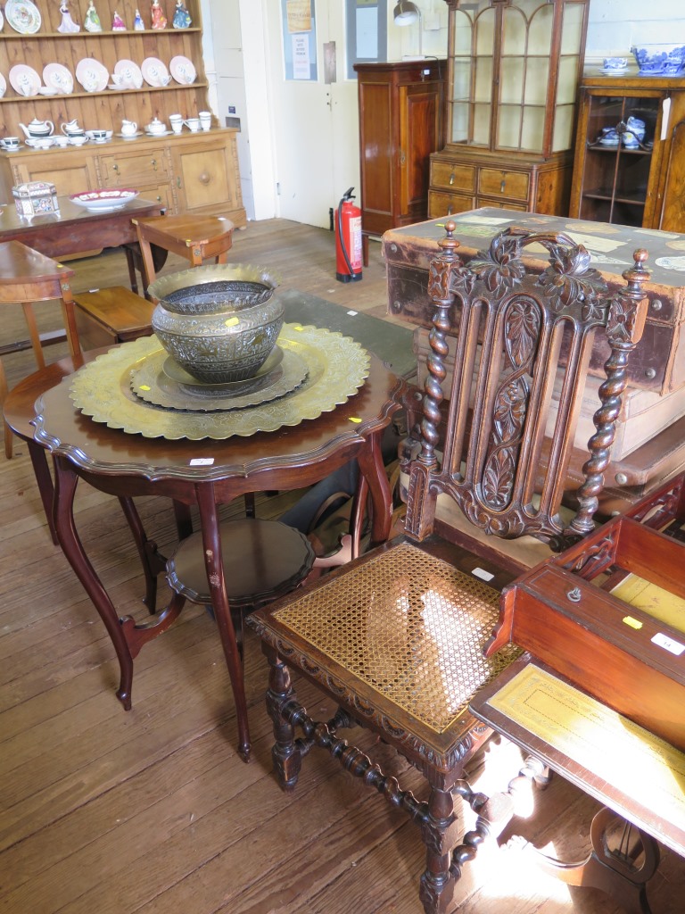 An Edwardian mahogany piecrust edge window table, with cabriole legs joined by an undershelf, 75cm