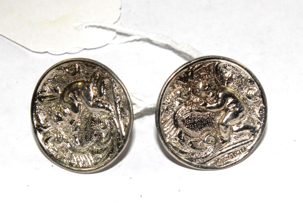 A pair of silver links