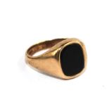 A gentlemans 9 carat gold signet ring set with black onyx