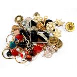 A miscellaneous collection of costume jewellery