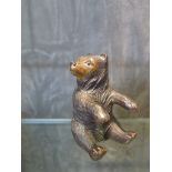 A carved Black Forest bear, sitting pretty, 7cm high