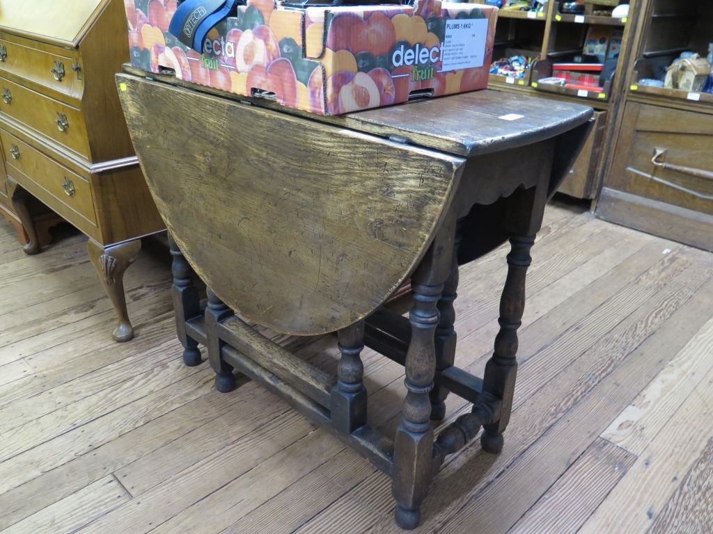 An oak gateleg table with baluster turned supports 90cm wide