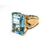 A blue topaz ring set in 9 carat gold