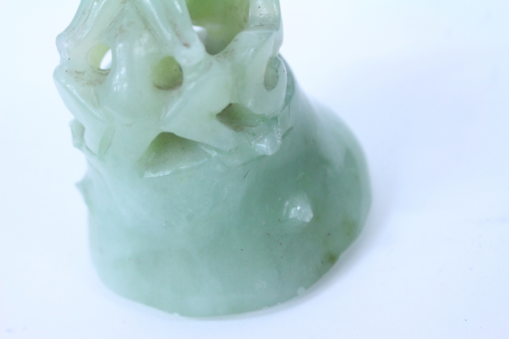 A CHINESE JADEITE URN AND COVER with dragons head mounts and ring handles, 15cm wide - Image 4 of 4