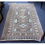 A LATE 20TH CENTURY PINK GROUND RUG with a multiple banded border and geometric decoration, 94cm x